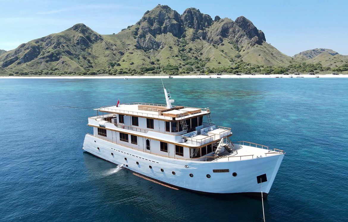 4 DAYS 3 NIGHTS – OPEN TRIP OR PRIVATE TRIP WITH PHINISI BOAT